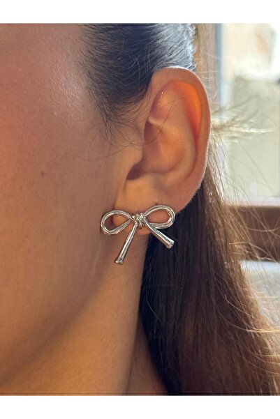 Esmee أقراط فضية اللون بفيونكة رفيعة