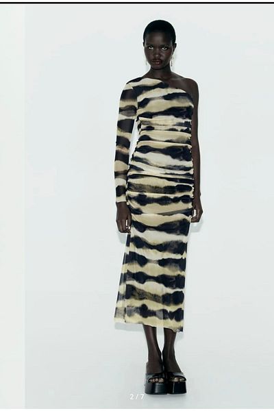 Butik فستان طويل منقوش بأكمام واحدة غير متماثل من Zara Allbucks Abzr0020
