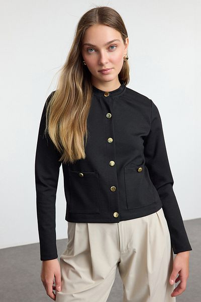 Trendyol Collection Черно яке с кръгло деколте - детайлно копче, стандартна кройка Twoaw25Ce00071