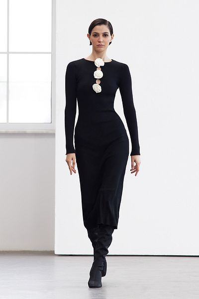 Trendyol Collection Prémiové černé Maxi úpletové šaty - Rose Detailed, Speciální příze Twoaw25El00236