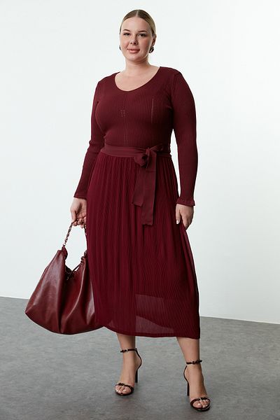Trendyol Curve Burgunderrotes Midi-Strickkleid mit Faltenrock - TBBAW25AH00033