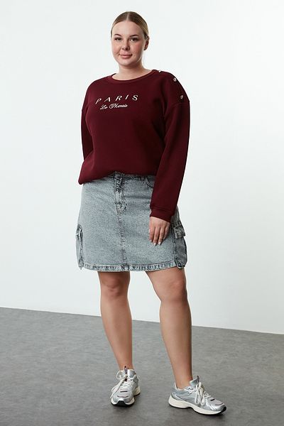 Trendyol Curve Plus-Size-Fleece-Sweatshirt – Rundhalsausschnitt, Knopf- und Stickerei-Detail