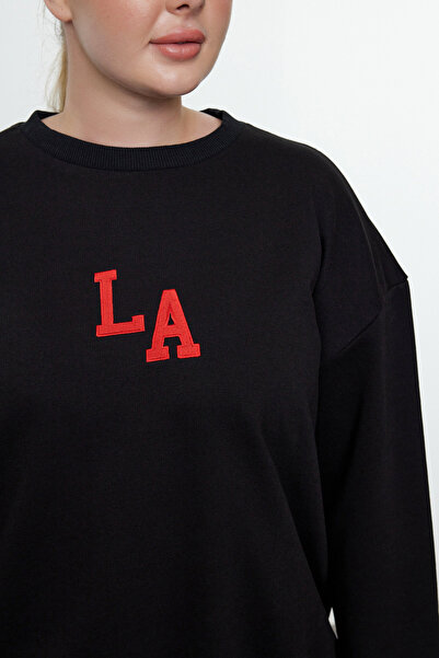 Trendyol Curve Velká černá vyšívaná pletená mikina - Tbbaw25Ao00023