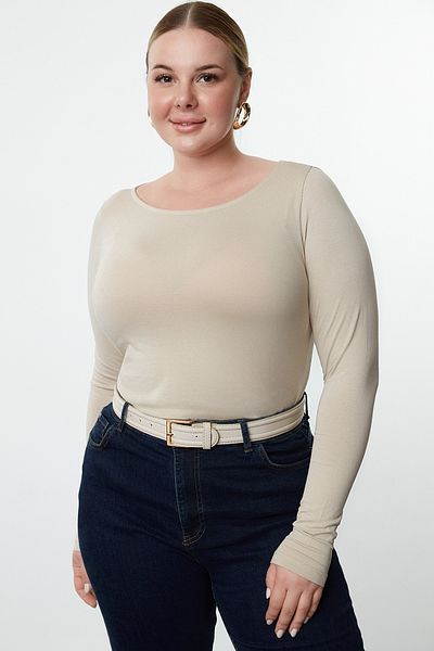 Trendyol Curve Beigefarbenes Langarm-T-Shirt in Übergröße – 100 % Baumwolle TBBAW25BF00000