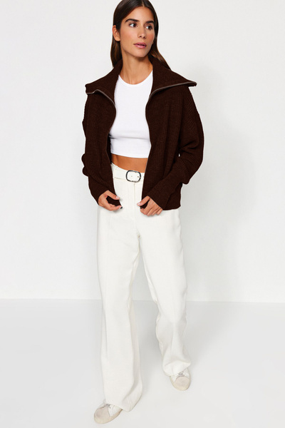 Trendyol Collection Široký pletený svetřík s límcem na zip – tmavě hnědý Twoaw24Hi00072