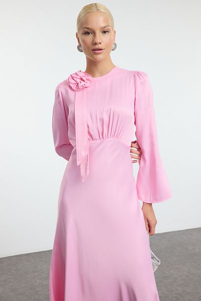 Trendyol Modest Rosafarbenes Satin-Abendkleid mit Rosendetail für besondere Anlässe – TCTSS24DB00043