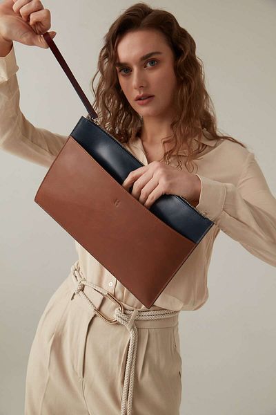 HELMBROOK Γυναικεία τσάντα Portfolio Beverly - Navy Blue Tan δέρμα με τσέπη και προστασία Rfid