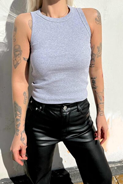 Swist Szara, krótka bluzka z okrągłym dekoltem i zerowym rękawem