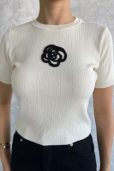 GÜLSELİ Κρεμ γυναικεία Crop Top Μπλούζα με Ροζ Κεντητό Μπροστινό
