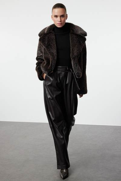 Trendyol Collection Tmavě hnědý kožich Regular Fit TWOAW25MO00158