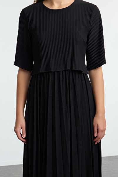 Trendyol Collection Pružné pletené černé skater Midi šaty - Crew Neck Twoaw25el00411