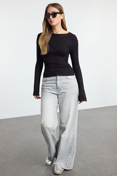 Trendyol Collection Bluzka z dzianiny w kolorze czarnym z prążkowanymi rękawami w stylu hiszpańskim - Twoaw25Bz00244