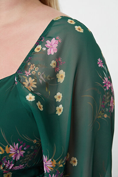 Trendyol Curve Σμαραγδένιο πράσινο φλοράλ μίνι σιφόν υφαντό φόρεμα μεγάλου μεγέθους TBBAW24AH00027