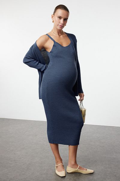 Trendyol Curve Indigofarbenes, geripptes, mittelgroßes 2-teiliges Strick-Cardigan-Kleid in Übergröße und Umstandsstrickkleid TBBAW24AH00016