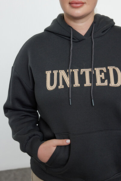 Trendyol Curve Unisex vyšívaná pletená mikina – široký střih, antracit, velká velikost Tbbaw25Ao00032