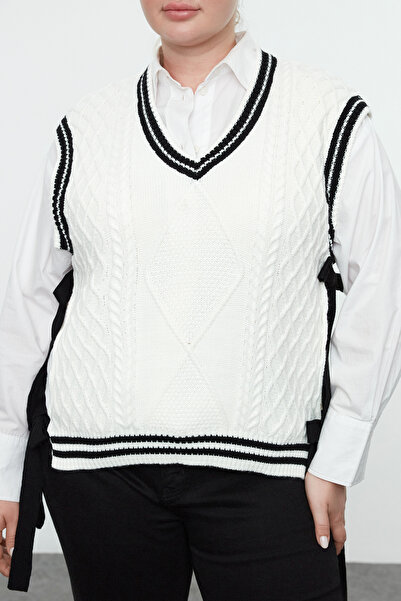 Trendyol Curve Hair Braided Ecru Knitwear Sweater - Side Tied Tbbaw25dn00002