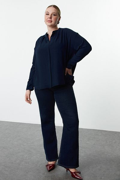 Trendyol Curve Gewebtes Hemd in Marineblau in Übergröße – Lange Ärmel und seitlich geschlitztes Detail