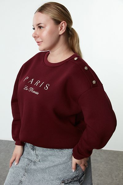 Trendyol Curve Plus-Size-Fleece-Sweatshirt – Rundhalsausschnitt, Knopf- und Stickerei-Detail