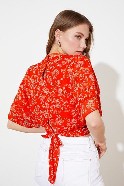 Trendyol Collection Mehrfarbige Chiffon-Webbluse mit kurzem Rücken und detailliertem Stehkragen TWOSS21BZ0496