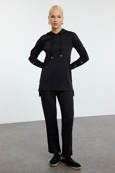 Trendyol Modest Schwarzes, detailliertes, mit Kapuze gestricktes Unter-Ober-Set mit Druckknöpfen TCTAW25US00116