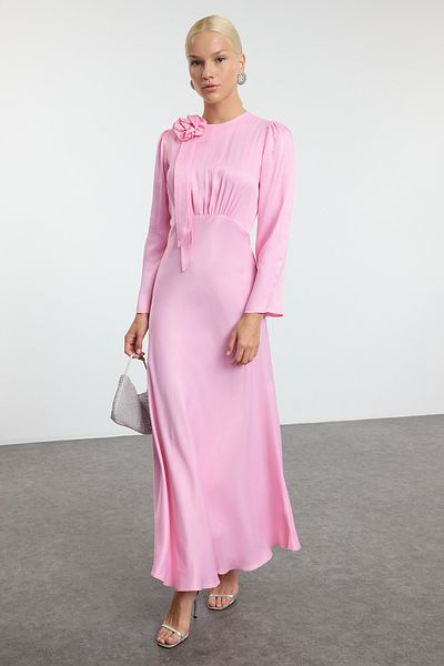 Trendyol Modest Rosafarbenes Satin-Abendkleid mit Rosendetail für besondere Anlässe – TCTSS24DB00043