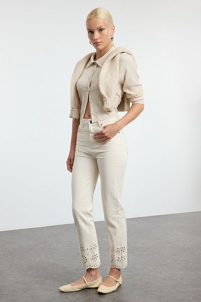 Trendyol Collection Ecrufarbene, gerade Hose mit Stickerei und hoher Taille - TWOAW25JE00235