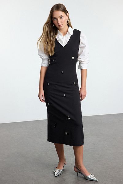 Trendyol Collection Vyšívané černé midi šaty s výstřihem do V - A-line, Gilet Woven Twoaw25el00438