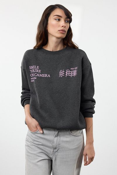 Trendyol Collection Fleecová pletená mikina Crew Neck - Tmavě antracitová, potištěná, uvnitř silná - Twoaw22Sw1957