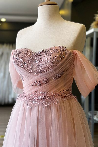 Lenta Moda Βραδινό φόρεμα και βραδινό φόρεμα με ντραπέ σε σκόνη και λεπτομέρεια με δαντέλα με λουλούδια