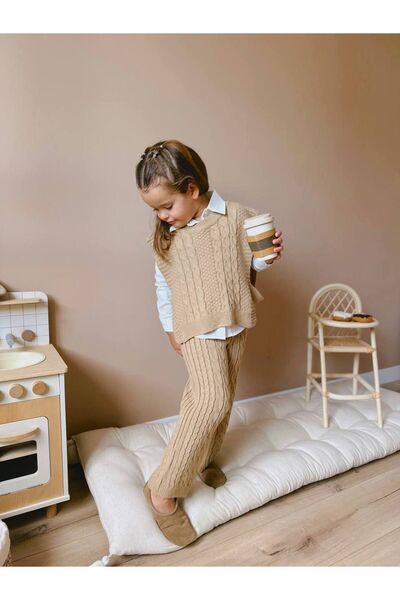 Butik Sada bílé pletené košile a hnědé kalhoty - dívka