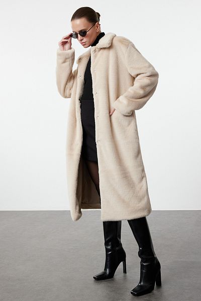 Trendyol Collection Langer Pelzmantel in Übergröße – Ecru TWOAW25KB00052