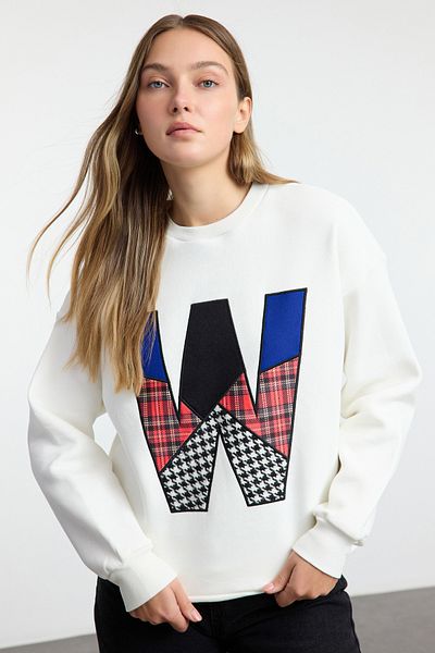 Trendyol Collection Голям суитшърт с поларено екрю - Детайли с лозунг, дебела вътрешна част Twoaw25Sw00092