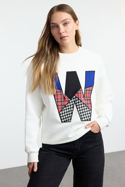 Trendyol Collection Голям суитшърт с поларено екрю - Детайли с лозунг, дебела вътрешна част Twoaw25Sw00092