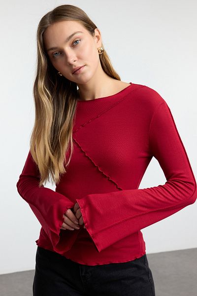 Trendyol Collection Burgunderrote, gerippte, detaillierte, taillierte Bluse mit spanischen Ärmeln – TWOAW25BZ00244
