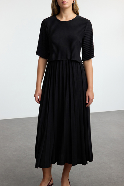 Trendyol Collection Pružné pletené černé skater Midi šaty - Crew Neck Twoaw25el00411