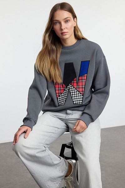 Trendyol Collection Hanorac tricotat supradimensionat cu slogan din lână antracit - TWOAW25SW00092