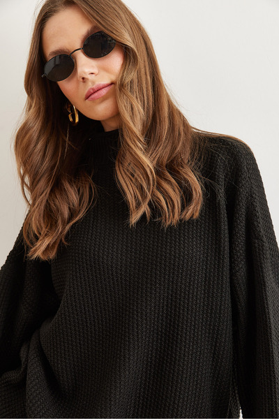 Olalook Pulover de damă cu guler negru cu manșetă ondulată în fagure KZK- 19000825