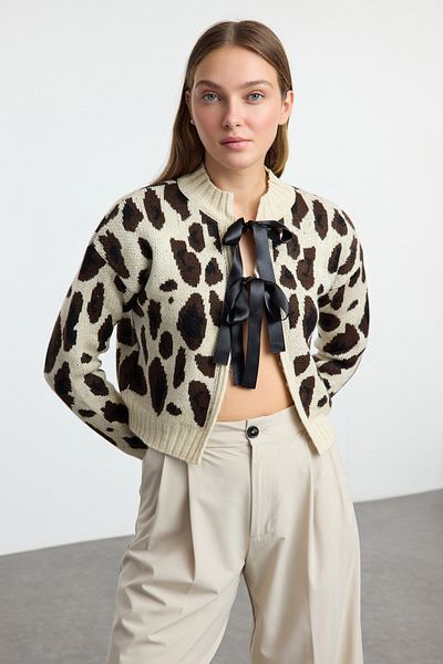 Trendyol Collection Crop-Strickjacke mit Leopardenmuster – TWOAW25HI00355