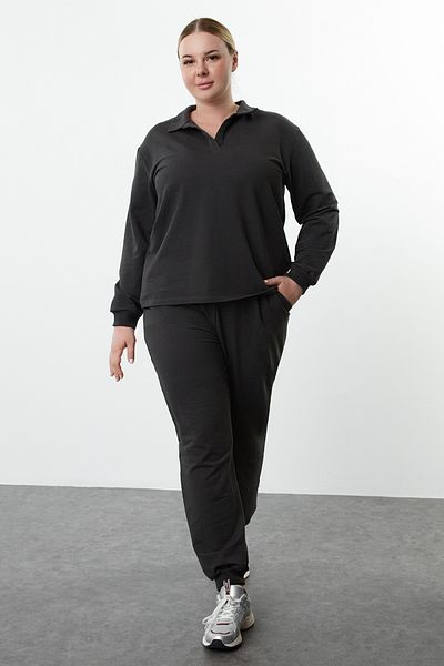 Trendyol Curve Anthrazitfarbenes, schmal gestricktes Plus-Size-Trainingsanzug-Set mit Polokragen und elastischem Bein TBBAW24TS00001
