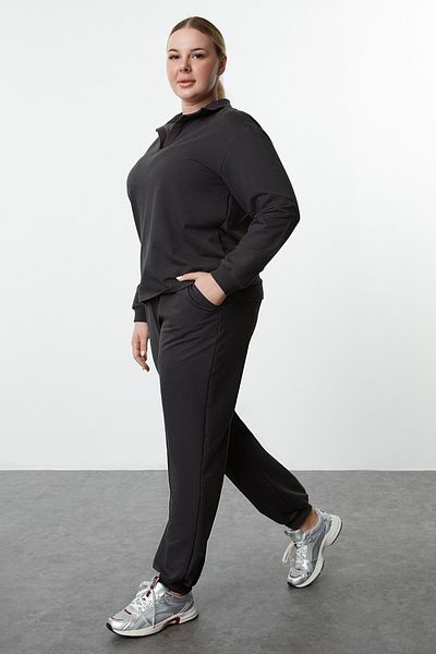 Trendyol Curve Anthrazitfarbenes, schmal gestricktes Plus-Size-Trainingsanzug-Set mit Polokragen und elastischem Bein TBBAW24TS00001