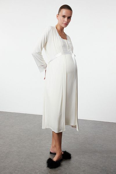 Trendyol Collection Ecrufarbenes, mit Spitze verziertes, gestricktes Morgenmantel-Nachthemd mit Gürtel, 2er-Set für Schwangere und Schwangere – TBBAW25CH00001
