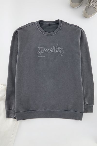 Trendyol Collection Anthrazitfarbenes Oversize-/Weitschnitt-Sweatshirt mit Rundhalsausschnitt, Text-Stickerei und Pale-Effekt TMNAW25SW00055