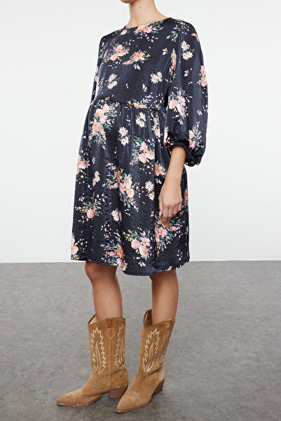 Trendyol Collection Květinové minišaty v námořnické modré nadměrné velikosti – s výstřihem, balónkový rukáv, tkané Tbbaw25Ah00091