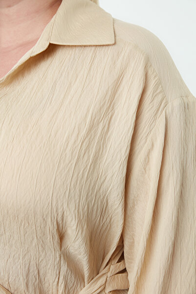 Trendyol Curve بلوزة ذات ياقة قميص مزدوجة الصدر بمقاس كبير - TBBAW25AF00036