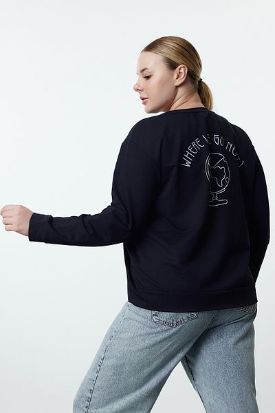 Trendyol Curve Πλεκτό φούτερ Navy Blue σε μεγάλο μέγεθος - Crew Neck με στάμπα στην πλάτη TBBAW25AO00035
