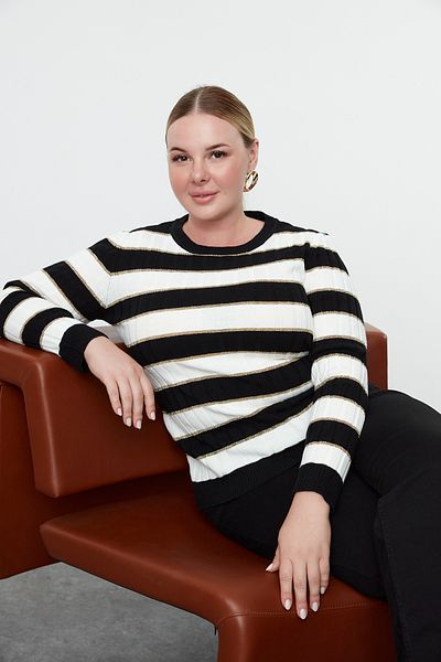 Trendyol Curve Crew nyakú fekete-ekrü csíkos kötöttáru pulóver - Tbbaw25an00041