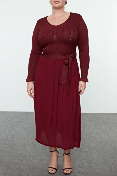 Trendyol Curve Vínové midi pletené šaty s plisovanou sukní - TBBAW25AH00033