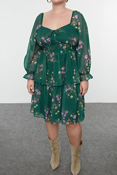 Trendyol Curve Σμαραγδένιο πράσινο φλοράλ μίνι σιφόν υφαντό φόρεμα μεγάλου μεγέθους TBBAW24AH00027