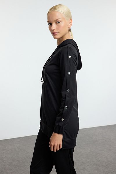 Trendyol Modest Schwarzes, detailliertes, mit Kapuze gestricktes Unter-Ober-Set mit Druckknöpfen TCTAW25US00116
