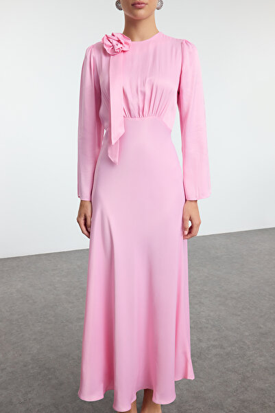 Trendyol Modest Σατέν βραδινό φόρεμα με ροζ τριαντάφυλλο λεπτομέρεια για ειδικές περιστάσεις - TCTSS24DB00043